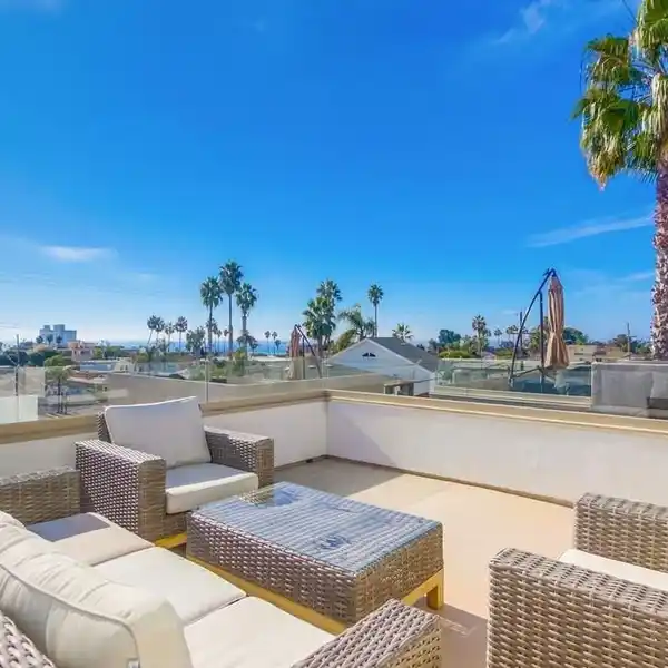 CUSTOM NORTH PACIFIC BEACH FIVE BEDROOM PROPERTY