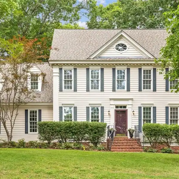 COMFORT AND STYLE ON A QUIET CUL-DE-SAC