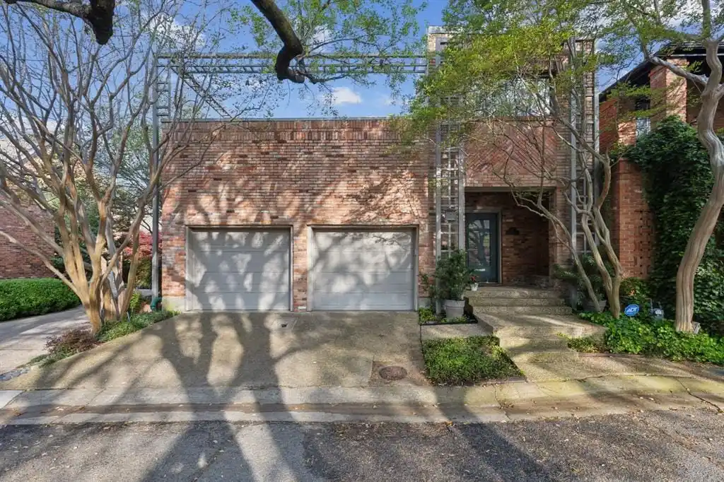 Unique Residence in Turtle Creek Bend