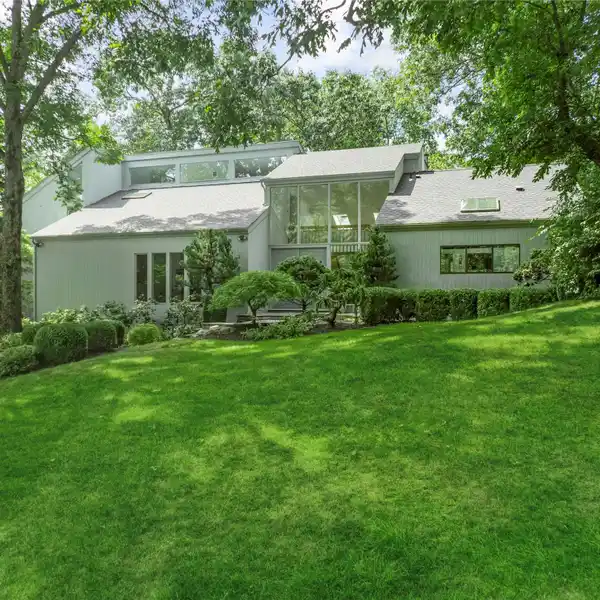 DRAMATIC CONTEMPORARY RESIDENCE ON A BEAUTIFUL ACRE