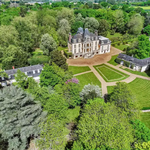 ELEGANT 18TH CENTURY CHATEAU