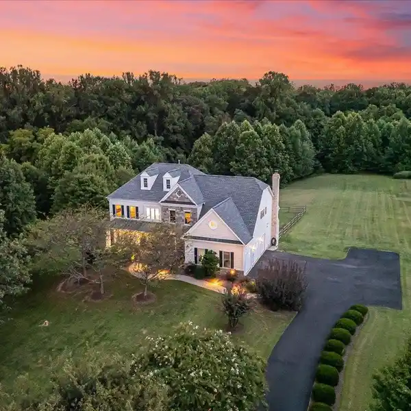 GRAND COLONIAL ELEGANCE SURROUNDED BY NATURAL BEAUTY