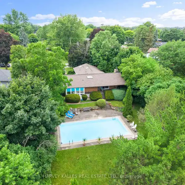 URBAN COTTAGE RETREAT ON CREDIT RIVER RAVINE