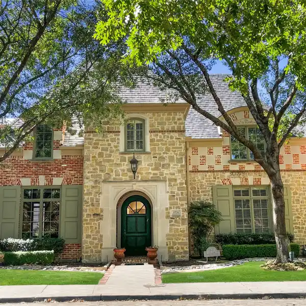 PRESTIGIOUS PRESTON TRAILS LOCK-AND-LEAVE RESIDENCE