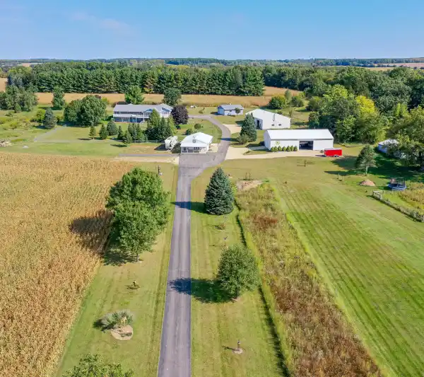 EXCEPTIONAL 7.5-ACRE COUNTRY ESTATE