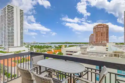 Spectacular Condo with Breathtaking Waterviews