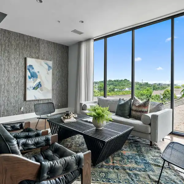 MULTI-LEVEL PIED-A-TERRE