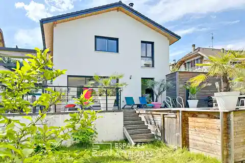 Contemporary Home with Garden and Pool