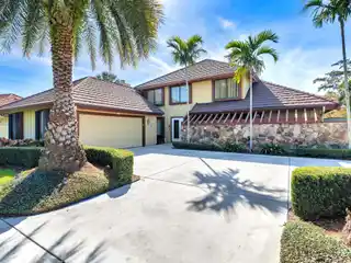 Elegant Golf Course Retreat with Resort-Style Ambiance