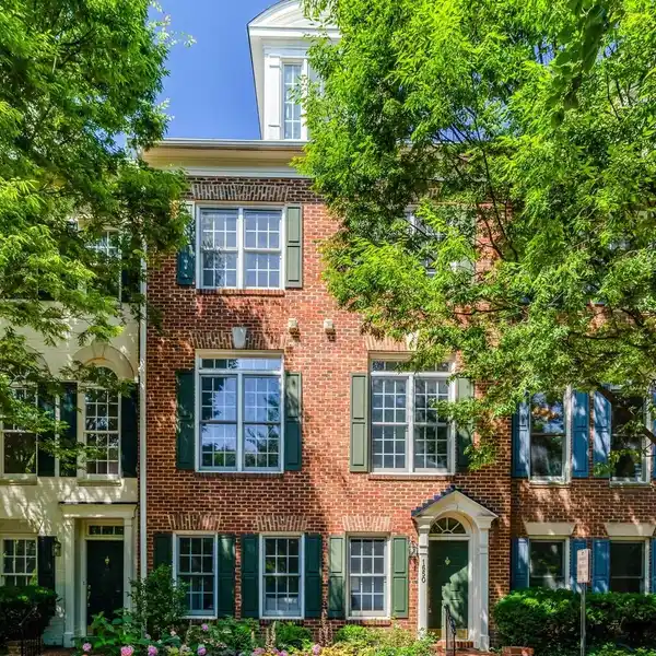 LUXURY TOWNHOME WITH GARAGE AND PRIVATE BALCONY