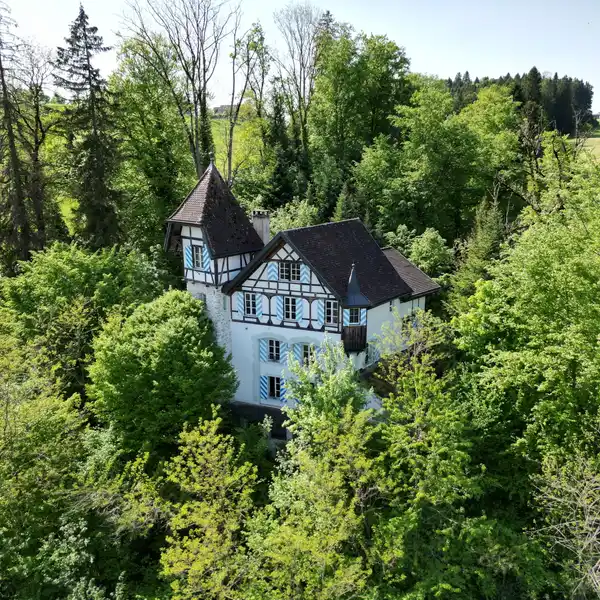 EXCLUSIVE LIVING WITH HISTORICAL CHARM