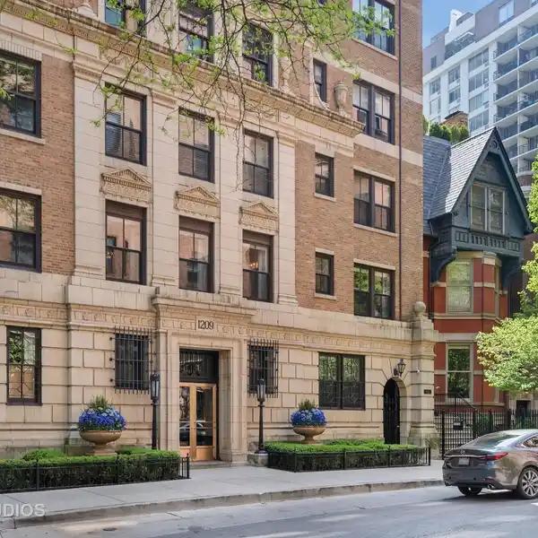 HIGH-FLOOR VINTAGE GEM WITH MODERN TOUCHES