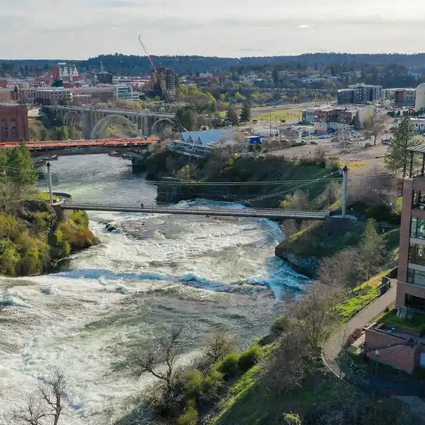 LUXURIOUS CONDO WITHIN WALKING DISTANCE TO RIVERFRONT PARK