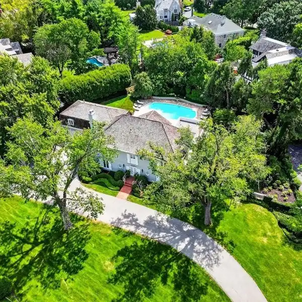 ARCHITECTURAL GRACE WITH TIMELESS DESIGN