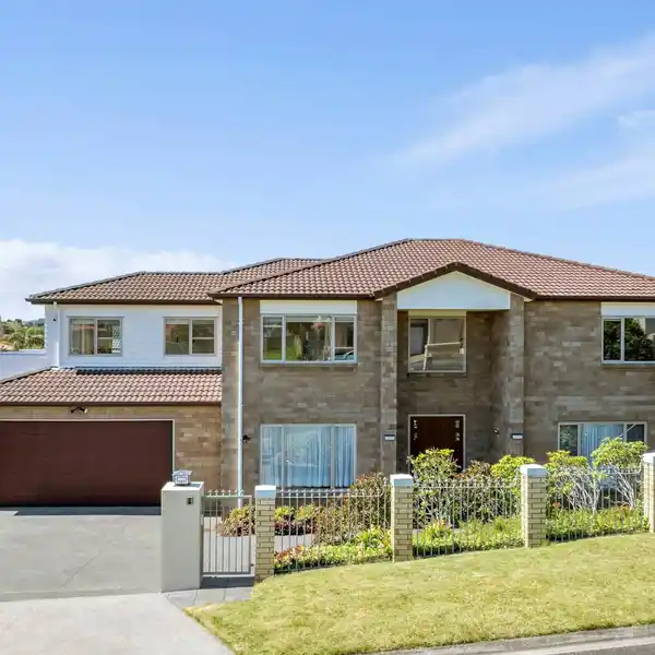 CORNER-SITE ELEGANCE WITH GRAND ENTERTAINING SPACES