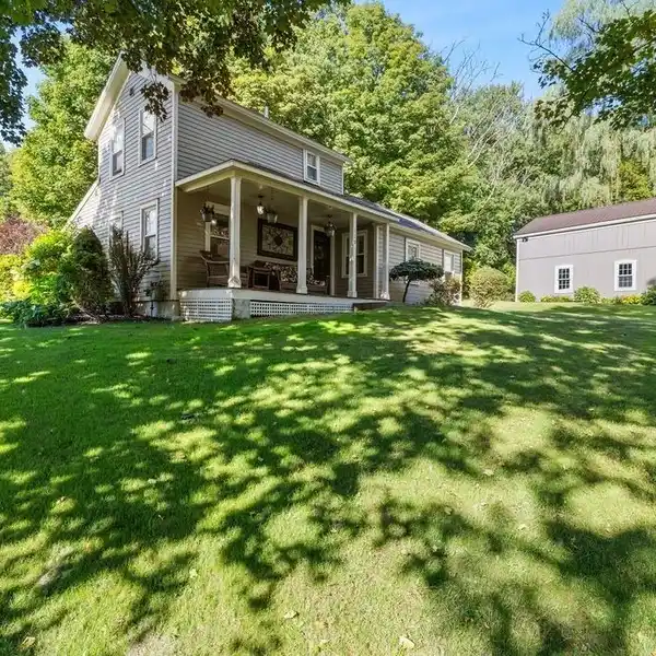 CHARMING SKANEATELES HOME ON PRIVATE ACRE