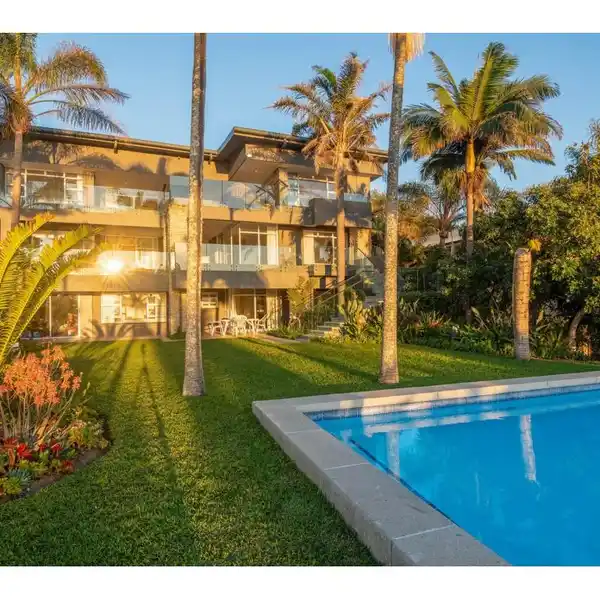 EXTRAORDINARY LAGOON-FRONT ESTATE