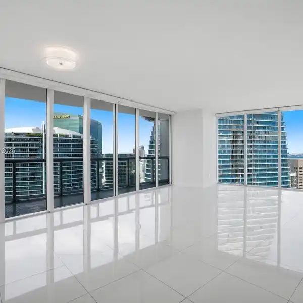 STUNNING HIGH-FLOOR UNIT WITH STUNNING BAY AND SKYLINE VIEWS