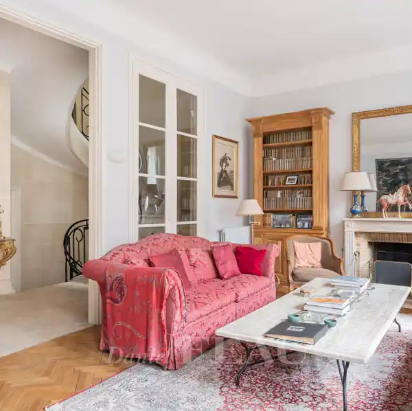 AMAZING FOUR-FLOOR PROPERTY