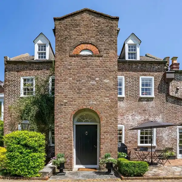 QUINTESSENTIAL CARRIAGE HOUSE IN A GARDEN SETTING