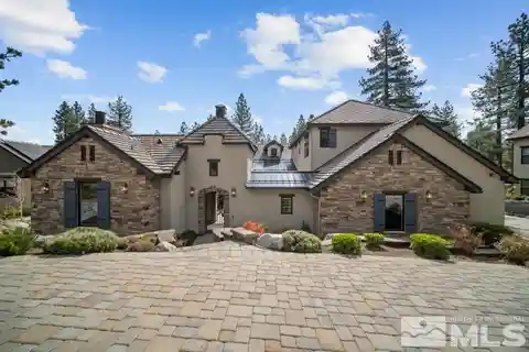 Mountain Modern Home in Prestigious Montreux