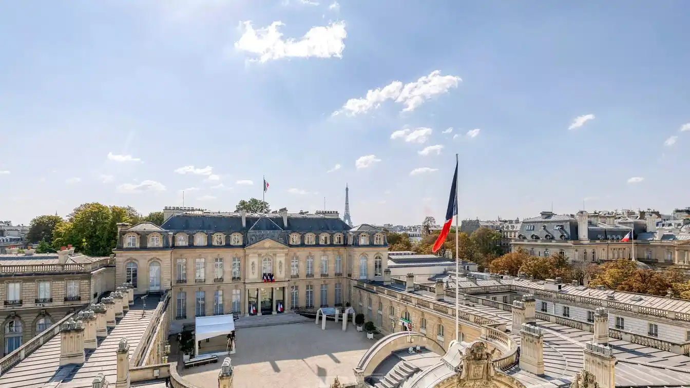 Duplex Apartment on the Top Floors with Commanding Views