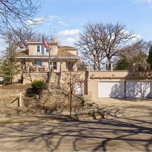 PRIVATE URBAN OASIS IN SOUGHT-AFTER NEIGHBORHOOD