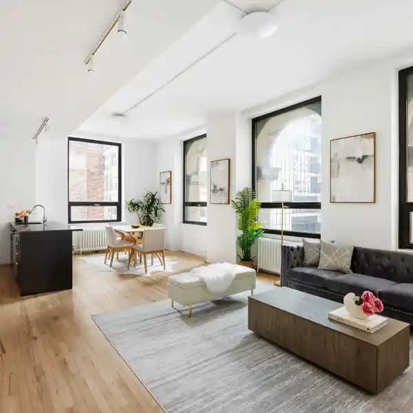 MASTERFUL DOWNTOWN PENTHOUSE WITH PRIVATE OUTDOOR ROOFTOP