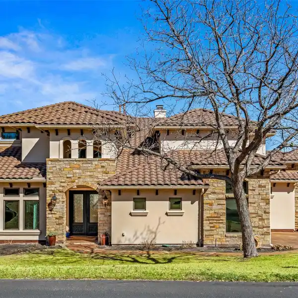 METICULOUSLY MAINTAINED RESIDENCE IN THE HILLS OF LAKEWAY