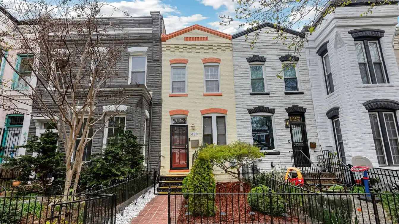 Cozy Rowhouse in Shaw