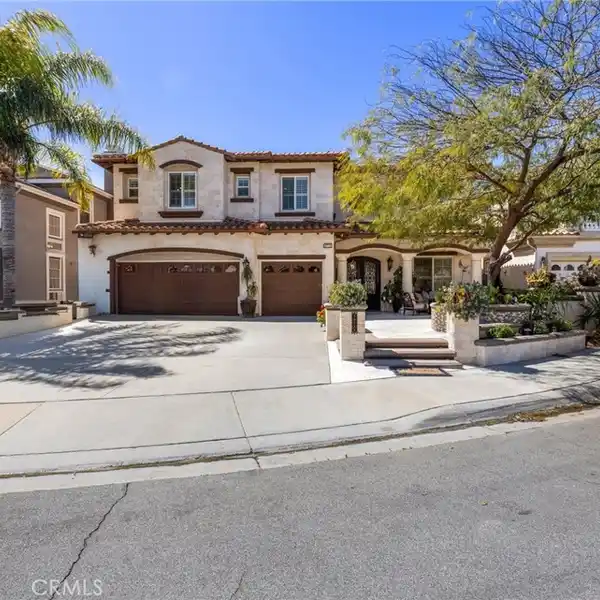 METICULOUSLY DESIGNED HOME HOME IN A PRESTIGIOUS COMMUNITY