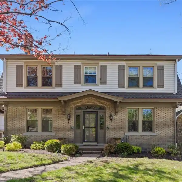DISTINCTIVE CLASSIC COLONIAL IN A CENTRAL LOCATION