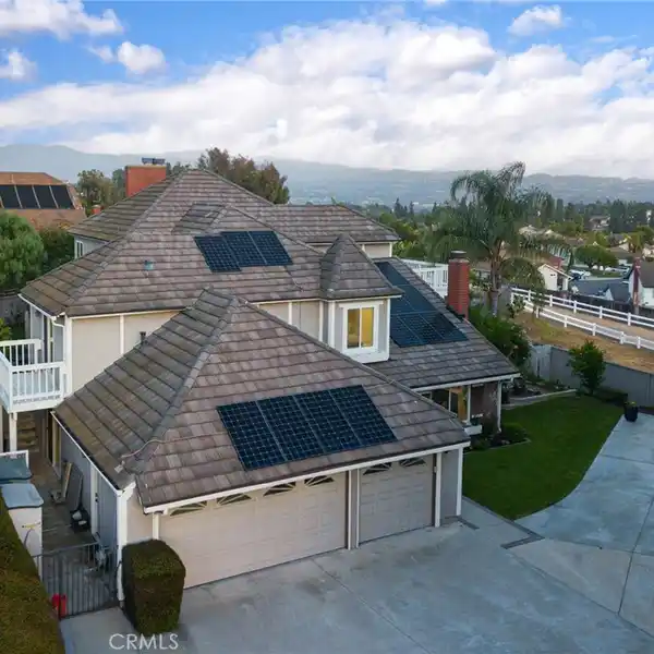 BRIGHT AND BEAUTIFUL POOL ESTATE
