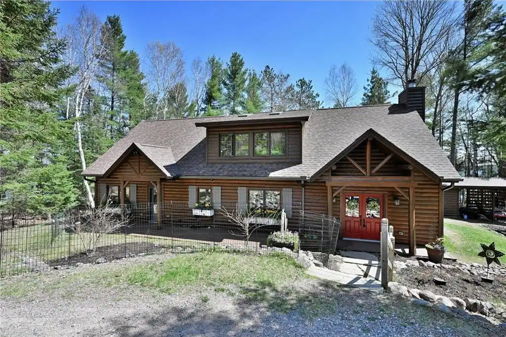 Serene Lakefront Living with Entertainer’s Deck