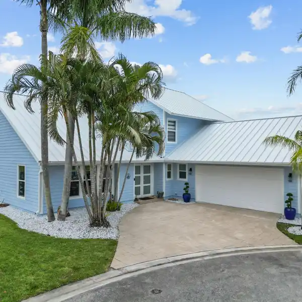 FRESHLY DESIGNED VIBE IN HOBE SOUND, A QUAINT FL BEACH TOWN.
