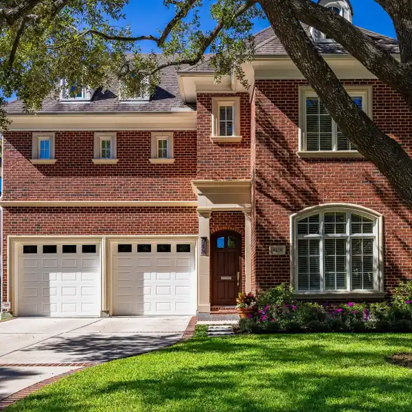 IMPECCABLY MAINTAINED RESIDENCE SHOWCASES TIMELESS TRADITIONAL DESIGN