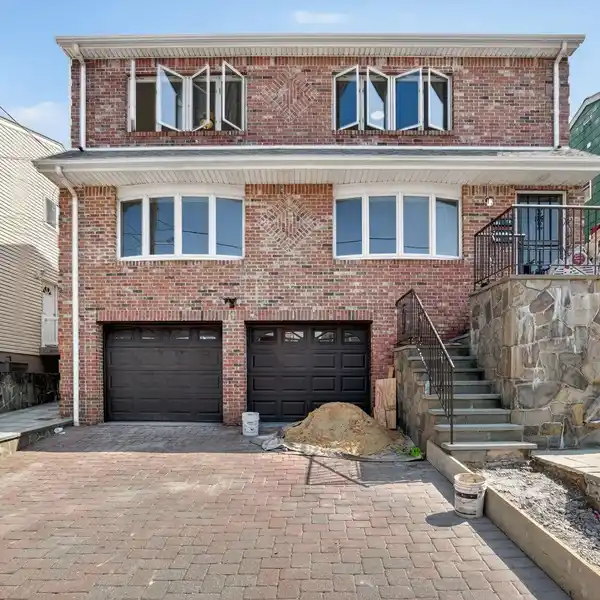 SPACIOUS MULTI-FAMILY HOME WITH GARAGE PARKING