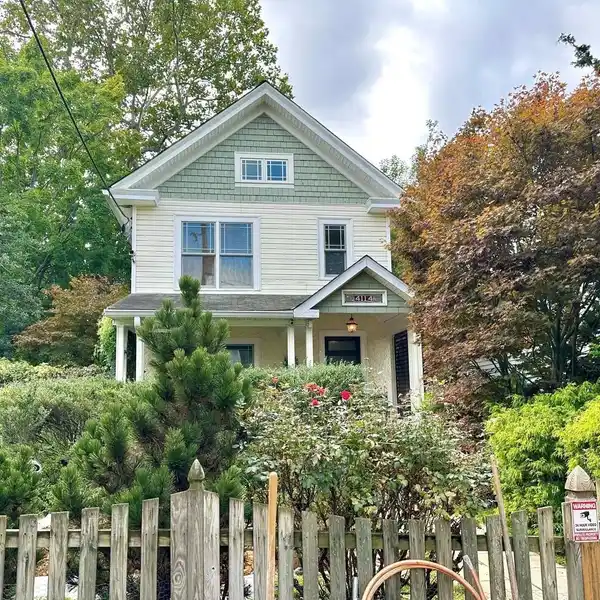 SOPHISTICATED LIVING WITH BESPOKE OUTDOOR SPACES