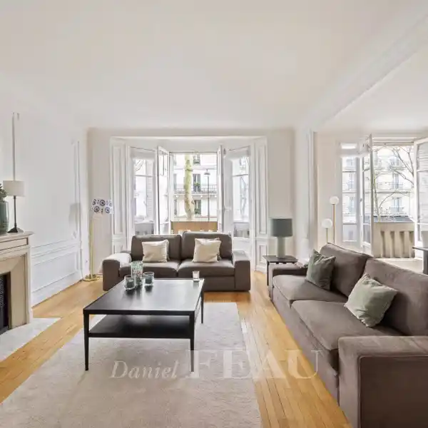 LUXURIOUS RESIDENCE NEAR LIVELY PARIS ATTRACTIONS