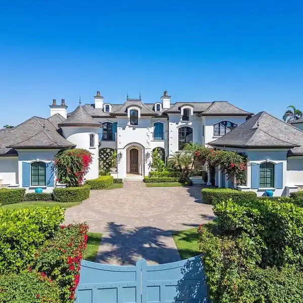 SOPHISTICATED ESTATE IN NAPLES' MOST ESTEEMED COMMUNITY