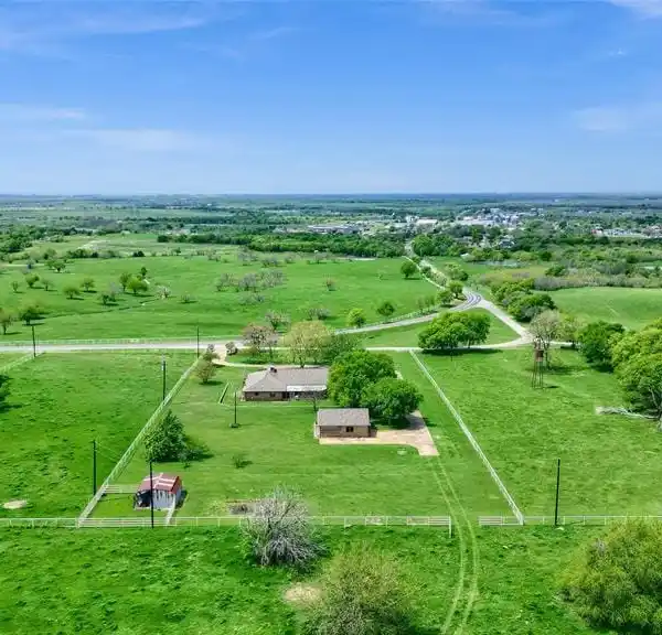 UNIQUE PROPERTY WITH LONG-RANGE VIEWS