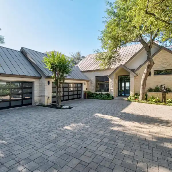 PANORAMIC VIEW RESIDENCE PERCHED ATOP SHEPHERD MOUNTAIN
