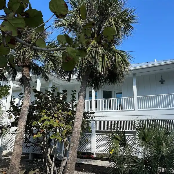 LIGHT AND BRIGHT FLORIDA STYLE HOME IN HERONS LANDING