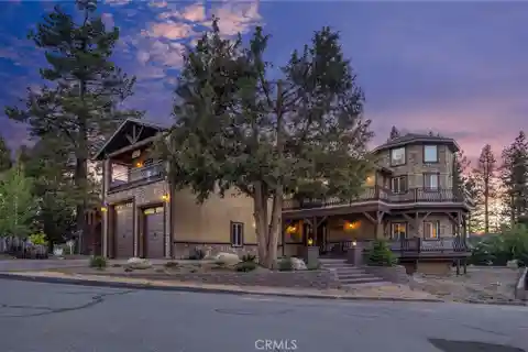 Exquisite Mountain Retreat in Tranquil Neighborhood