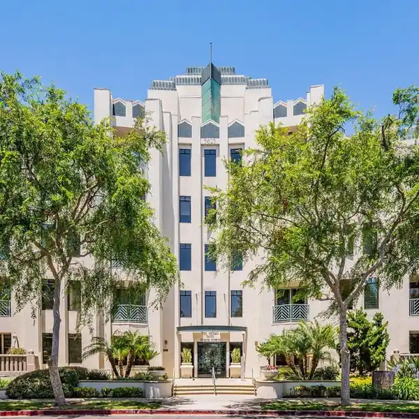 BEAUTIFULLY DESIGNED PENTHOUSE-LEVEL CONDO