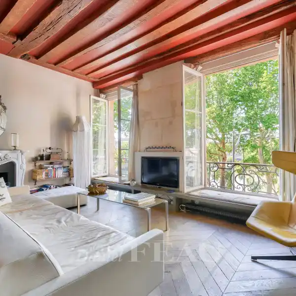 SUPERB PIED-à-TERRE IN A BEAUTIFUL 19TH CENTURY BUILDING