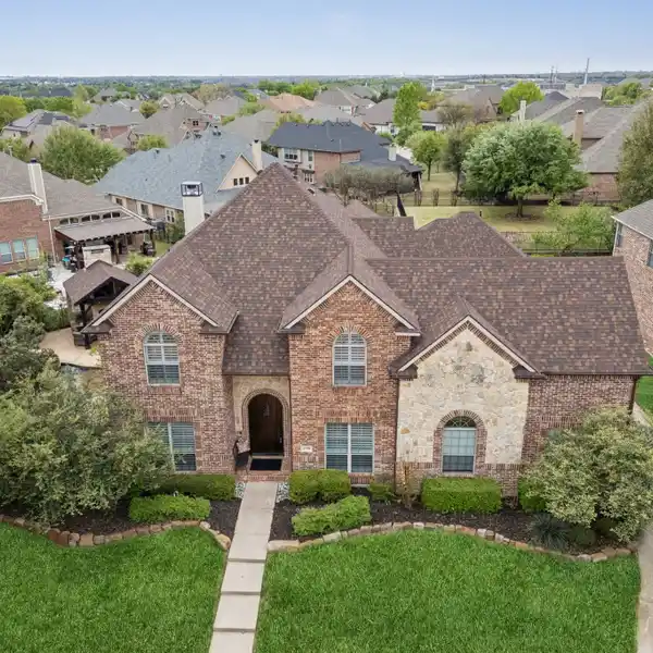 UPDATED BEAUTY IN SOUGHT-AFTER GENTLE CREEK