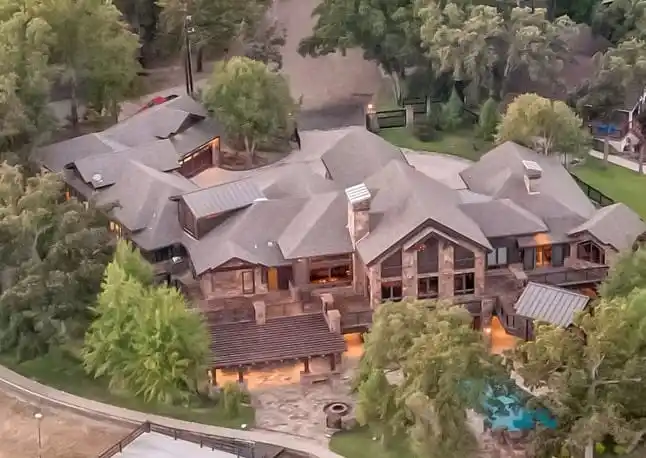 Resort-style Waterfront Lodge at Cedar Creek Lake