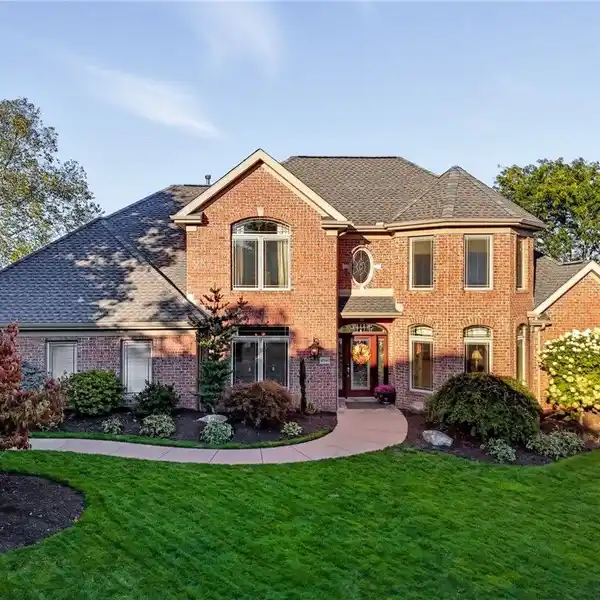 EXTRAORDINARY CUSTOM-BUILT RESIDENCE IN NEVILLEWOOD