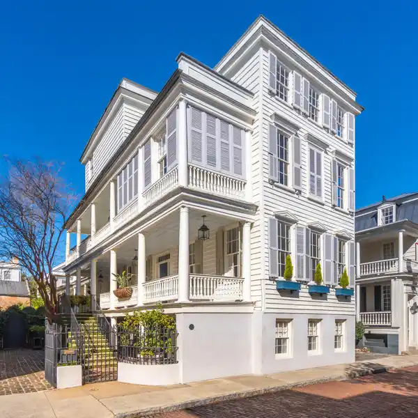 RECENTLY RESTORED POST-REVOLUTIONARY HOME